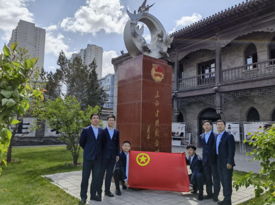 全体团员还瞻仰了山西建团纪念碑,深入了解了共青团发展史,缅怀了革命